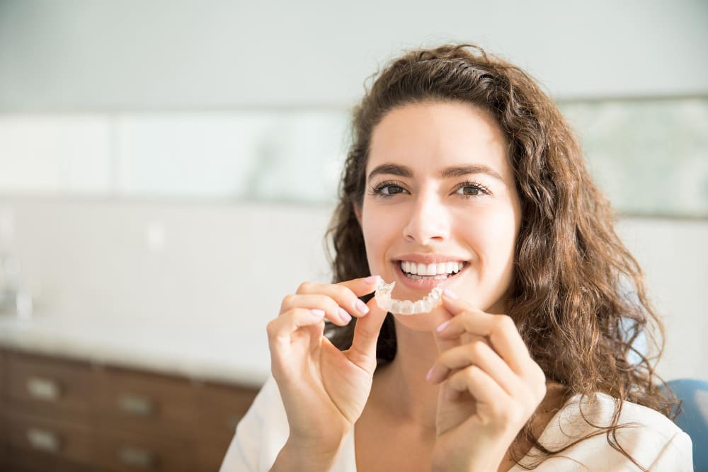 Cada vez más adultos recurren a la ortodoncia invisible para cuidar su salud bucodental